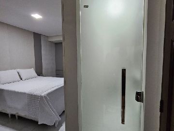 su�ete e porta do closet de vidro branca
