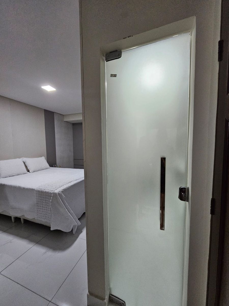 su�ete e porta do closet de vidro branca