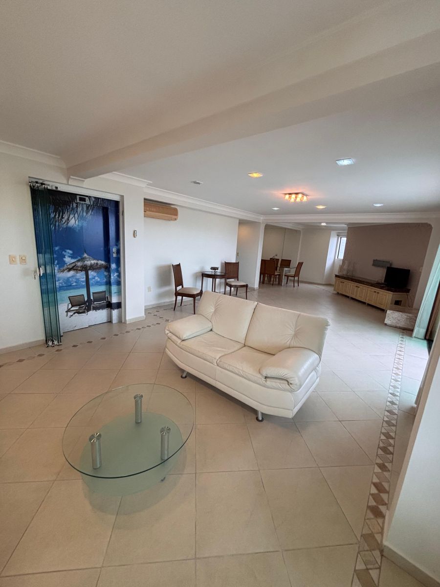 Detalhes para porta do elevador na sala com vista do mar