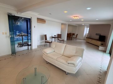 Detalhes para porta do elevador na sala com vista do mar